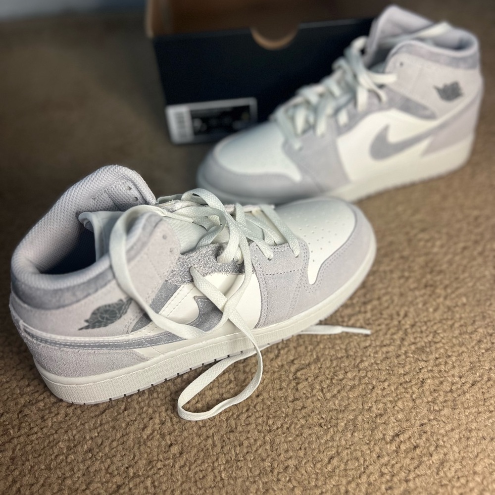 Brand New Air Jordan 1 Mid SE (GS) 7Y Neutral Grey/ Smoke Grey-Sail